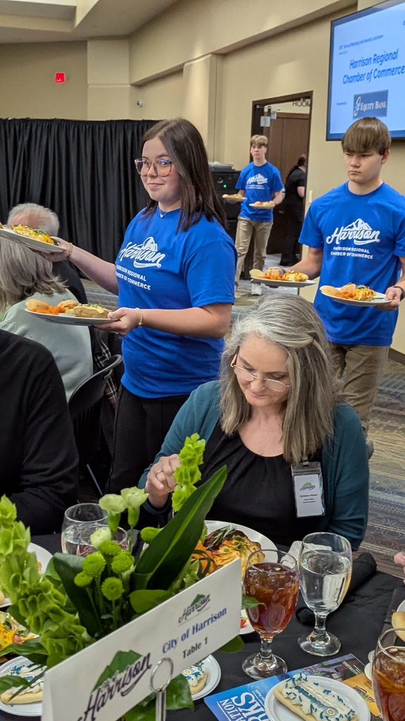 HHS students serving at Chamber banquet