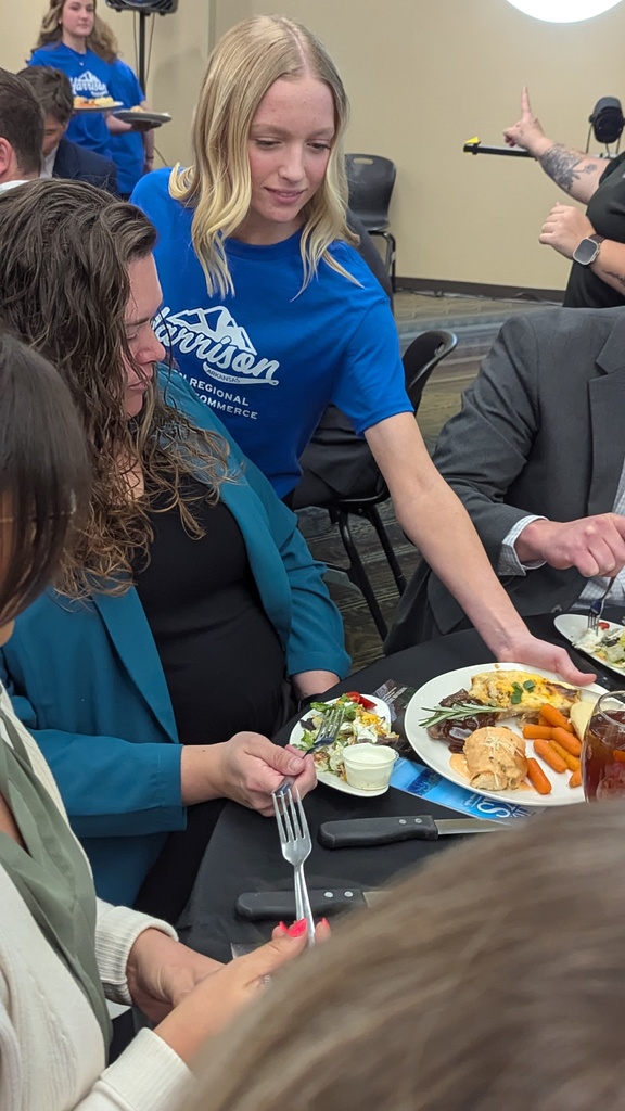 HHS students serving at Chamber banquet