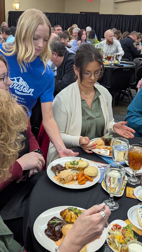 HHS students serving at Chamber banquet
