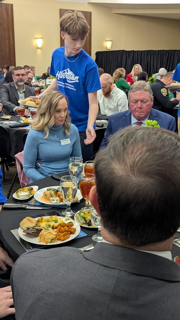 HHS students serving at Chamber banquet