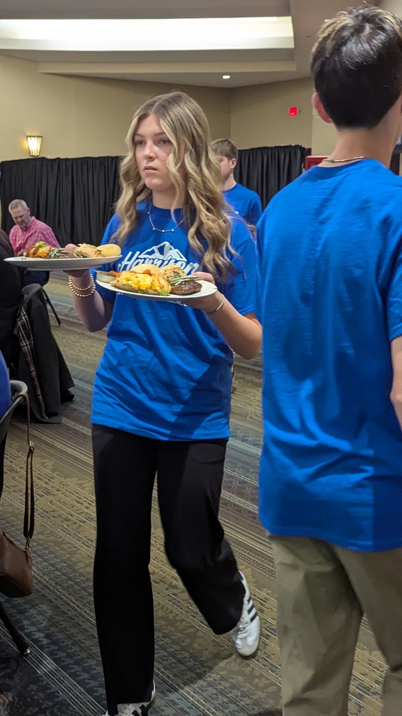 HHS students serving at Chamber banquet