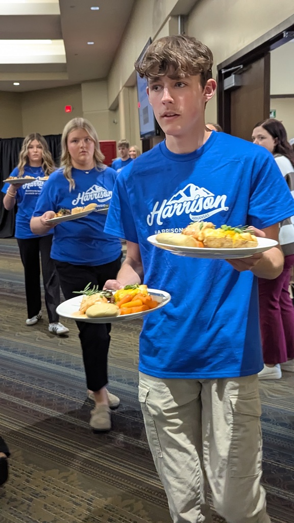 HHS students serving at Chamber banquet