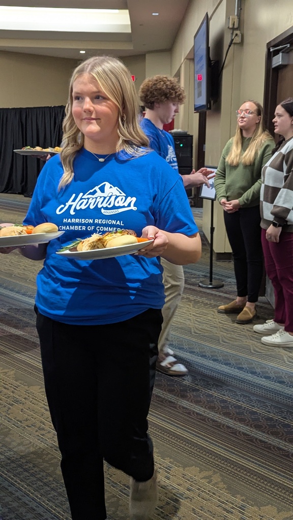 HHS students serving at Chamber banquet