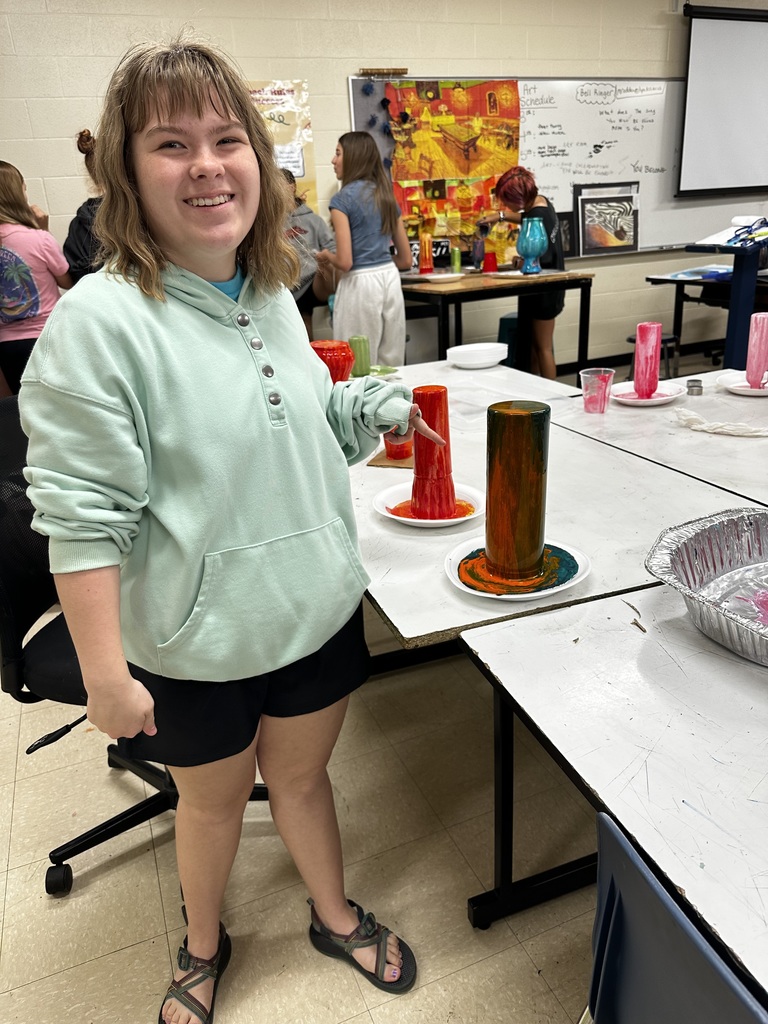 🎨 Friday got creative in the art room!  Coach Mattix and our 7th & 8th grade students explored the art of paint pouring, turning ordinary vases into one-of-a-kind masterpieces. The results are absolutely stunning—these students did an incredible job bringing their creativity to life!