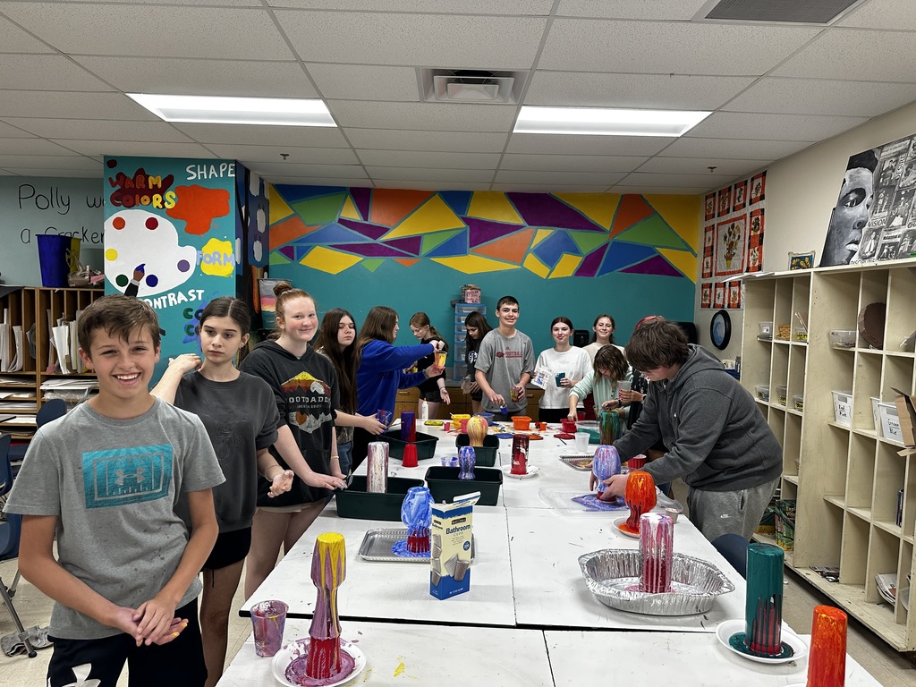🎨 Friday got creative in the art room!  Coach Mattix and our 7th & 8th grade students explored the art of paint pouring, turning ordinary vases into one-of-a-kind masterpieces. The results are absolutely stunning—these students did an incredible job bringing their creativity to life!
