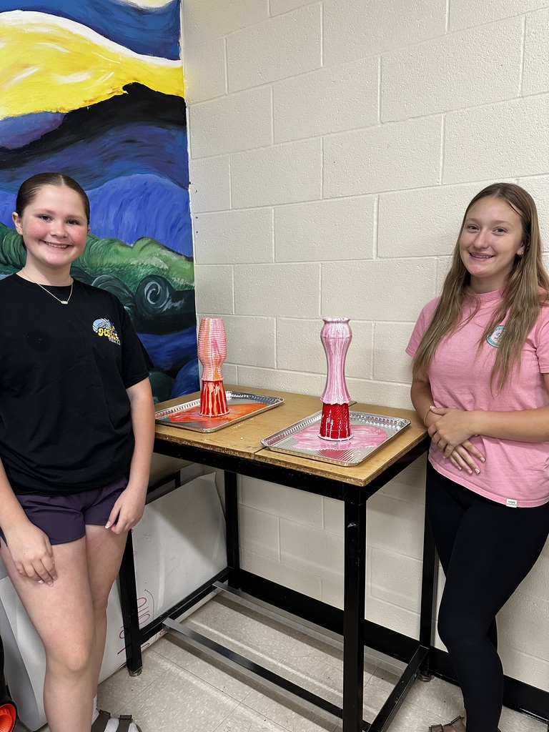 🎨 Friday got creative in the art room!  Coach Mattix and our 7th & 8th grade students explored the art of paint pouring, turning ordinary vases into one-of-a-kind masterpieces. The results are absolutely stunning—these students did an incredible job bringing their creativity to life!