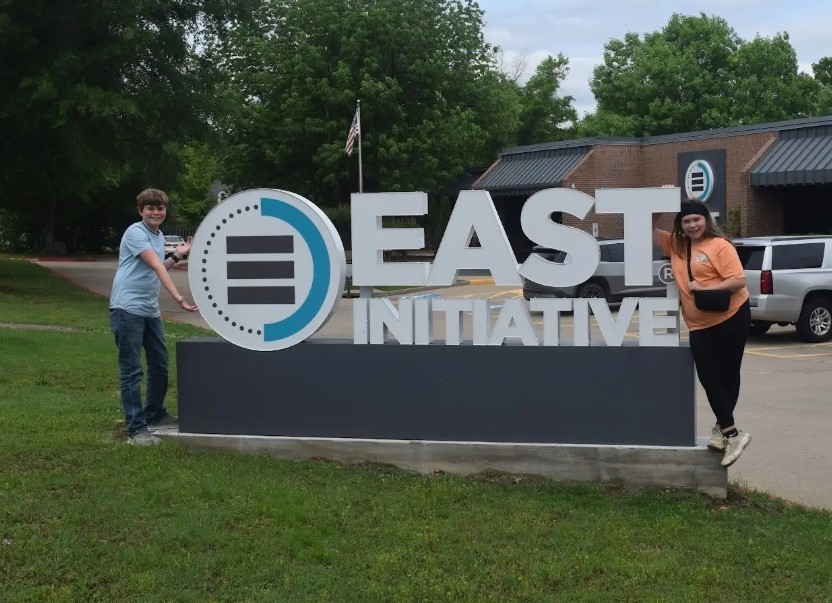 EAST students Katelyn and Boone recently attended a student training at EAST HQ in Little Rock! 📸  During the session, professional photographer Alex Kent led “The Creative Eye,” helping students sharpen their skills in photography, creativity, and design while building on their natural talents.  A special highlight of the day was the opportunity to sit down and visit with EAST CEO Matt Dozier, who took time out of his busy schedule to connect with them.  We’re proud of these students for taking advantage of such an inspiring learning experience! 👏✨  #EASTInitiative #StudentSuccess #CreativeLearning #HMSPride #FutureReady
