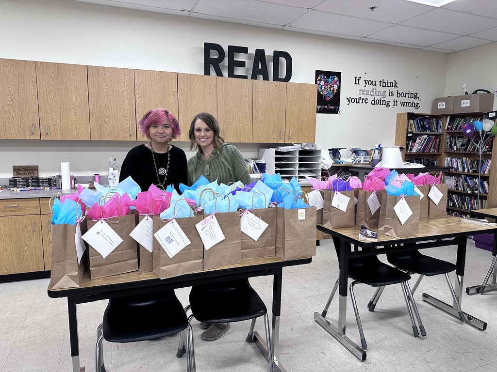 Mrs. Benton and Dacey visited Seed Digging to donate painting kits as part of Dacey’s project, Paint Your Peace.  Dacey first started this project in Mrs. Benton’s class with a simple but powerful goal: to support mental health by giving kids a creative outlet. Each kit includes everything a child needs to step outside, paint, and take a moment to find their own sense of peace.  Her mission is to reach kids in need and provide a positive, calming activity that encourages self-expression and connection with nature.  We were so grateful for the opportunity to share these kits with the therapists at Seed Digging, who were excited to receive them and put them to good use.  We’re proud of Dacey’s heart for helping others and the impact she’s already making 💙