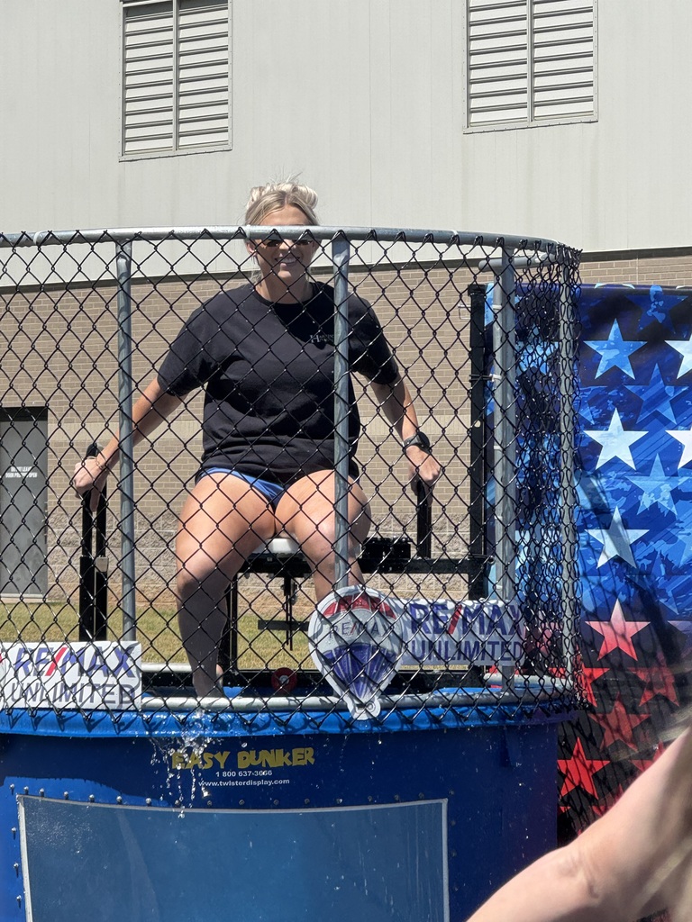 🏝️ 6th Grade Students celebrated “Surviving 6th Grade” on Tuesday with a Survivor-themed picnic! 🌟 Students enjoyed delicious food provided by Signature Bank and had an extra special treat getting to dunk their teachers in a fun dunk tank provided by RE/MAX Unlimited — Lauren and Ryan Caughron! 💦 Thank you to our community partners for helping make this a fun and memorable event for our students as they wrapped up an amazing year! 💙💛 #GoblinPride #Surviving6thGrade #CommunitySupport