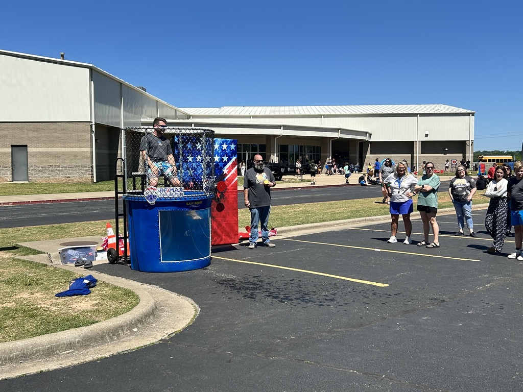 🏝️ 6th Grade Students celebrated “Surviving 6th Grade” on Tuesday with a Survivor-themed picnic! 🌟 Students enjoyed delicious food provided by Signature Bank and had an extra special treat getting to dunk their teachers in a fun dunk tank provided by RE/MAX Unlimited — Lauren and Ryan Caughron! 💦 Thank you to our community partners for helping make this a fun and memorable event for our students as they wrapped up an amazing year! 💙💛 #GoblinPride #Surviving6thGrade #CommunitySupport