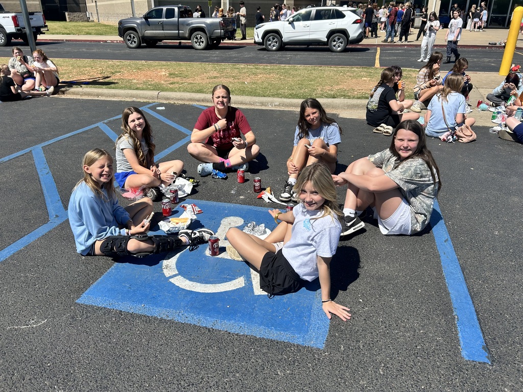🏝️ 6th Grade Students celebrated “Surviving 6th Grade” on Tuesday with a Survivor-themed picnic! 🌟 Students enjoyed delicious food provided by Signature Bank and had an extra special treat getting to dunk their teachers in a fun dunk tank provided by RE/MAX Unlimited — Lauren and Ryan Caughron! 💦 Thank you to our community partners for helping make this a fun and memorable event for our students as they wrapped up an amazing year! 💙💛 #GoblinPride #Surviving6thGrade #CommunitySupport