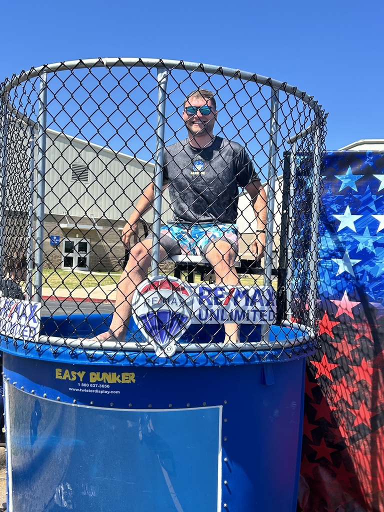 🏝️ 6th Grade Students celebrated “Surviving 6th Grade” on Tuesday with a Survivor-themed picnic! 🌟 Students enjoyed delicious food provided by Signature Bank and had an extra special treat getting to dunk their teachers in a fun dunk tank provided by RE/MAX Unlimited — Lauren and Ryan Caughron! 💦 Thank you to our community partners for helping make this a fun and memorable event for our students as they wrapped up an amazing year! 💙💛 #GoblinPride #Surviving6thGrade #CommunitySupport