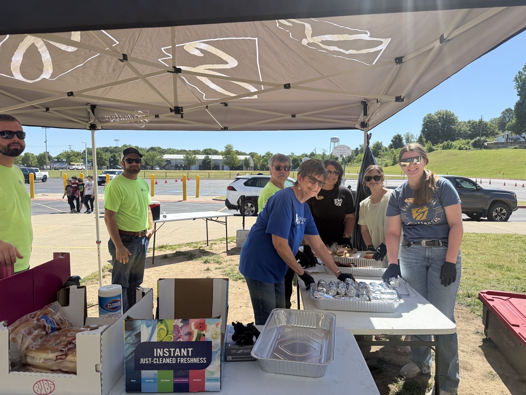 🏝️ 6th Grade Students celebrated “Surviving 6th Grade” on Tuesday with a Survivor-themed picnic! 🌟 Students enjoyed delicious food provided by Signature Bank and had an extra special treat getting to dunk their teachers in a fun dunk tank provided by RE/MAX Unlimited — Lauren and Ryan Caughron! 💦 Thank you to our community partners for helping make this a fun and memorable event for our students as they wrapped up an amazing year! 💙💛 #GoblinPride #Surviving6thGrade #CommunitySupport
