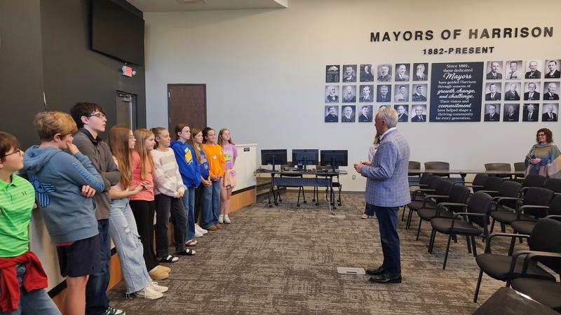 Students talking with Mayor