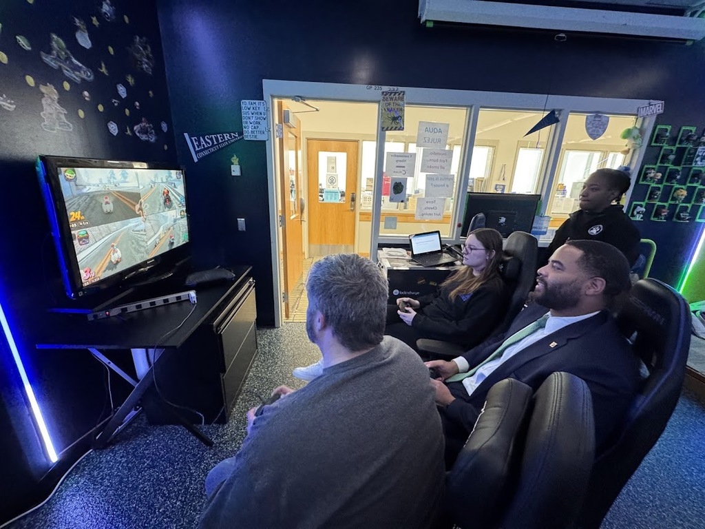 The Superintendent and students play in Great Path's Esports Lab