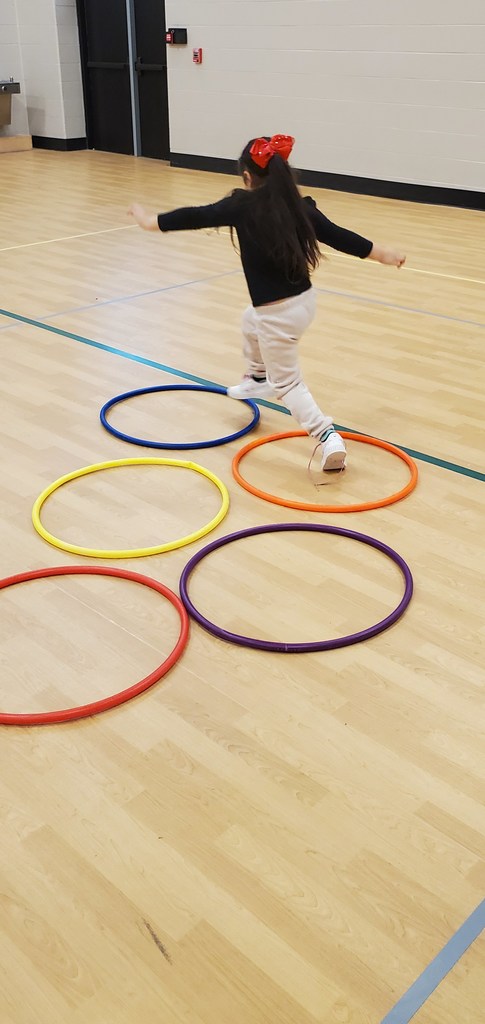 Mrs. Furlan's and Ms. Stephanie's GSRP Preschool Class spent some time away from the chilly weather to run an obstacle course in the gym today and have fun with the parachute. La clase de preescolar GSRP de la Sra. Furlan y la Sra. Stephanie pasaron un tiempo lejos del clima frío hoy para correr una carrera de obstáculos en el gimnasio y divertirse con el paracaídas.