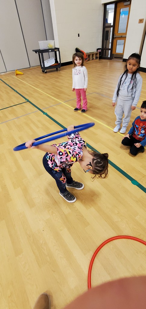 Mrs. Furlan's and Ms. Stephanie's GSRP Preschool Class spent some time away from the chilly weather to run an obstacle course in the gym today and have fun with the parachute. La clase de preescolar GSRP de la Sra. Furlan y la Sra. Stephanie pasaron un tiempo lejos del clima frío hoy para correr una carrera de obstáculos en el gimnasio y divertirse con el paracaídas.