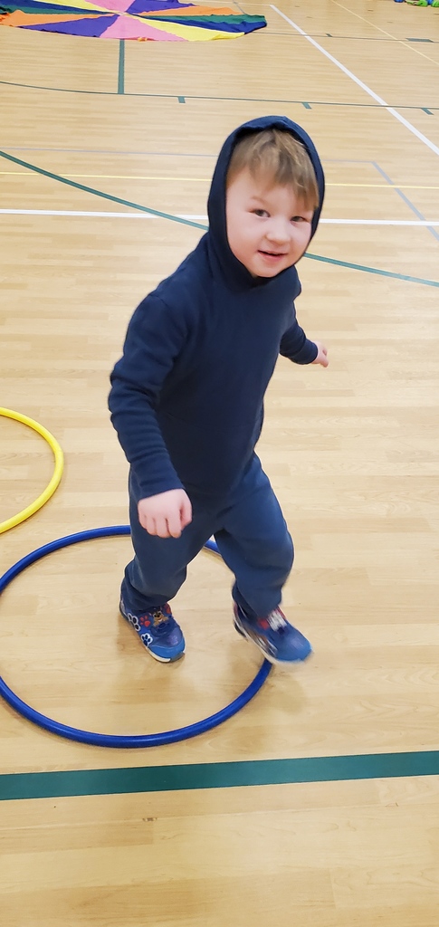 Mrs. Furlan's and Ms. Stephanie's GSRP Preschool Class spent some time away from the chilly weather to run an obstacle course in the gym today and have fun with the parachute. La clase de preescolar GSRP de la Sra. Furlan y la Sra. Stephanie pasaron un tiempo lejos del clima frío hoy para correr una carrera de obstáculos en el gimnasio y divertirse con el paracaídas.