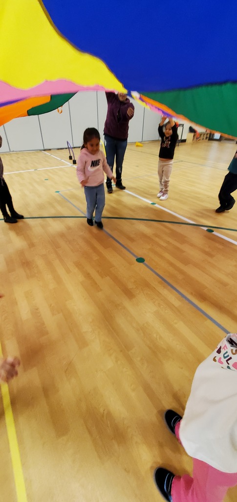 Mrs. Furlan's and Ms. Stephanie's GSRP Preschool Class spent some time away from the chilly weather to run an obstacle course in the gym today and have fun with the parachute. La clase de preescolar GSRP de la Sra. Furlan y la Sra. Stephanie pasaron un tiempo lejos del clima frío hoy para correr una carrera de obstáculos en el gimnasio y divertirse con el paracaídas.