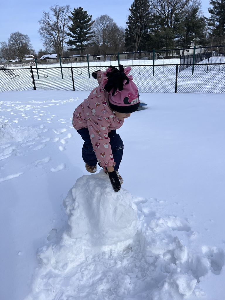 Fun times in GSRP Pre-k! Children worked together to make snowmen! ⛄️❄️
