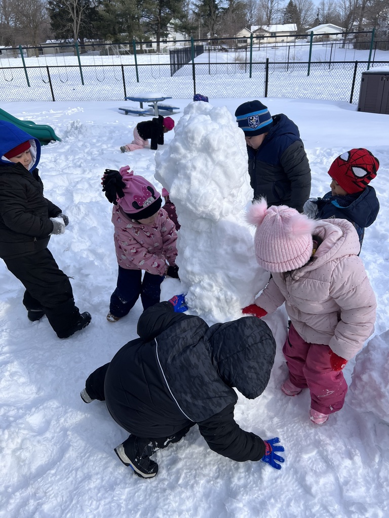 Fun times in GSRP Pre-k! Children worked together to make snowmen! ⛄️❄️