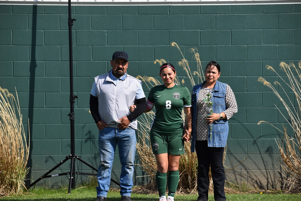 senior anahi and her family