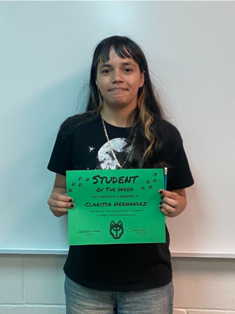 clarissa hernandez with his student of the week award