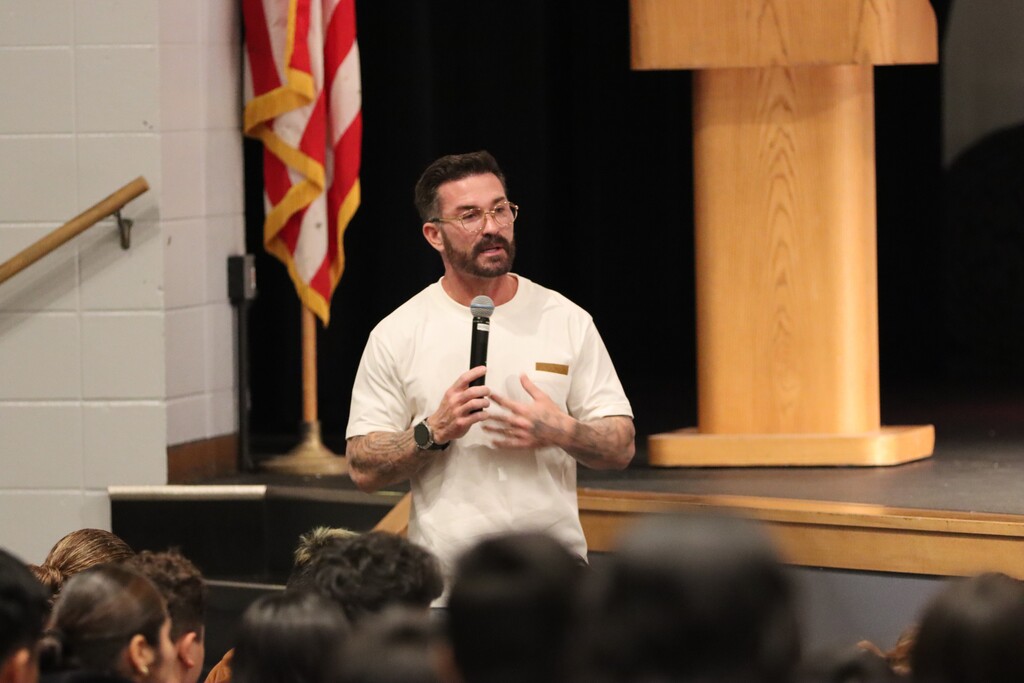 photo of motivational speaker tony hoffman speaking to hartford middle school students in the auditorium
