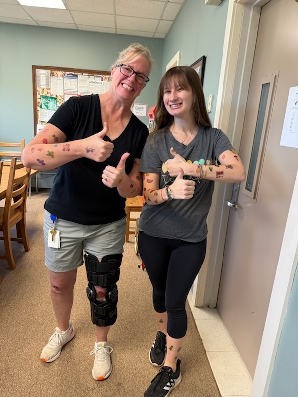 two teachers with thumbs up