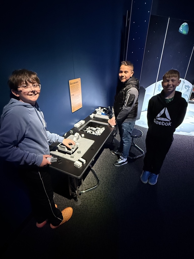 6th Grade Field Trip to Des Moines