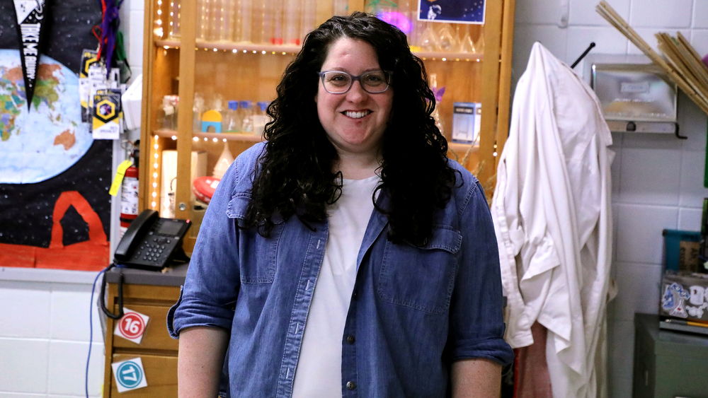 Photo of a teacher in a science classroom.