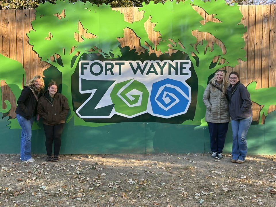 Students posed in front of a sign that says Fort Wayne Zoo