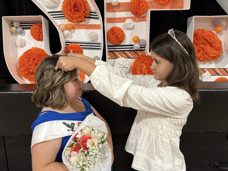 Crowning new queen