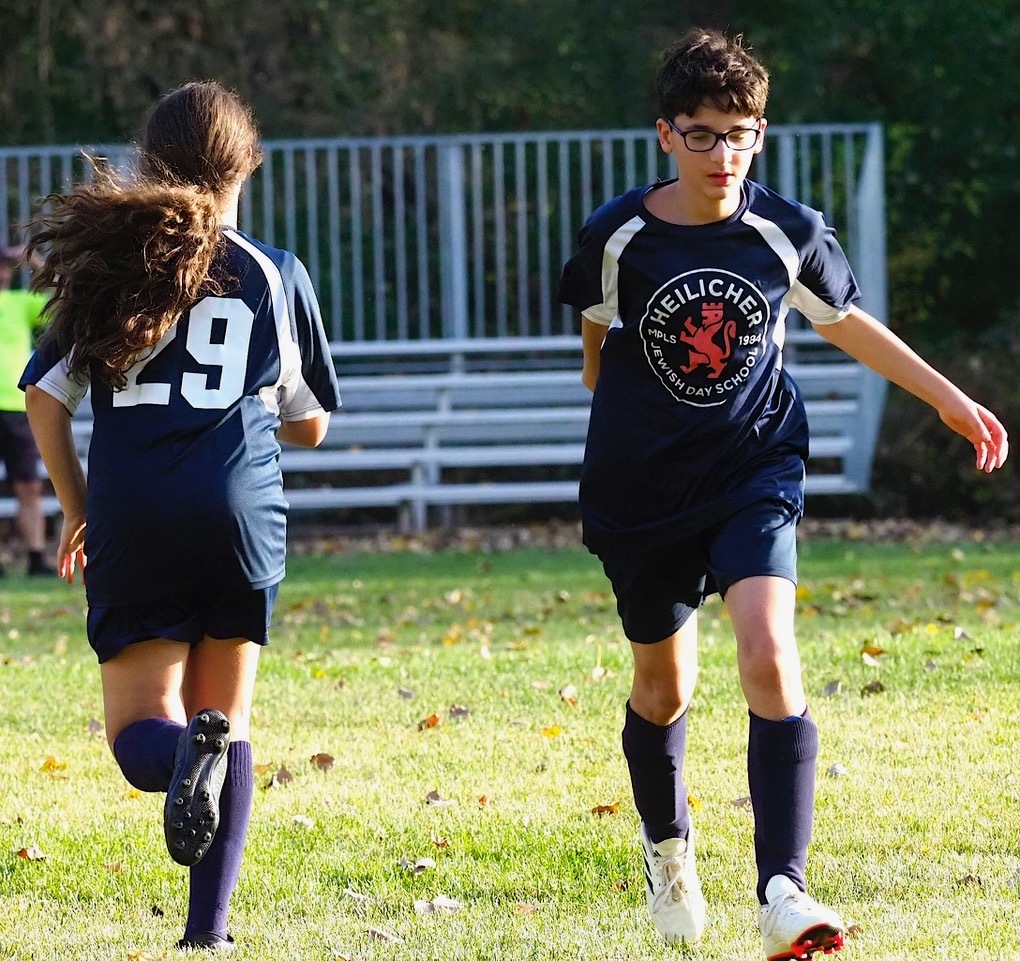 heilicher players pass each other