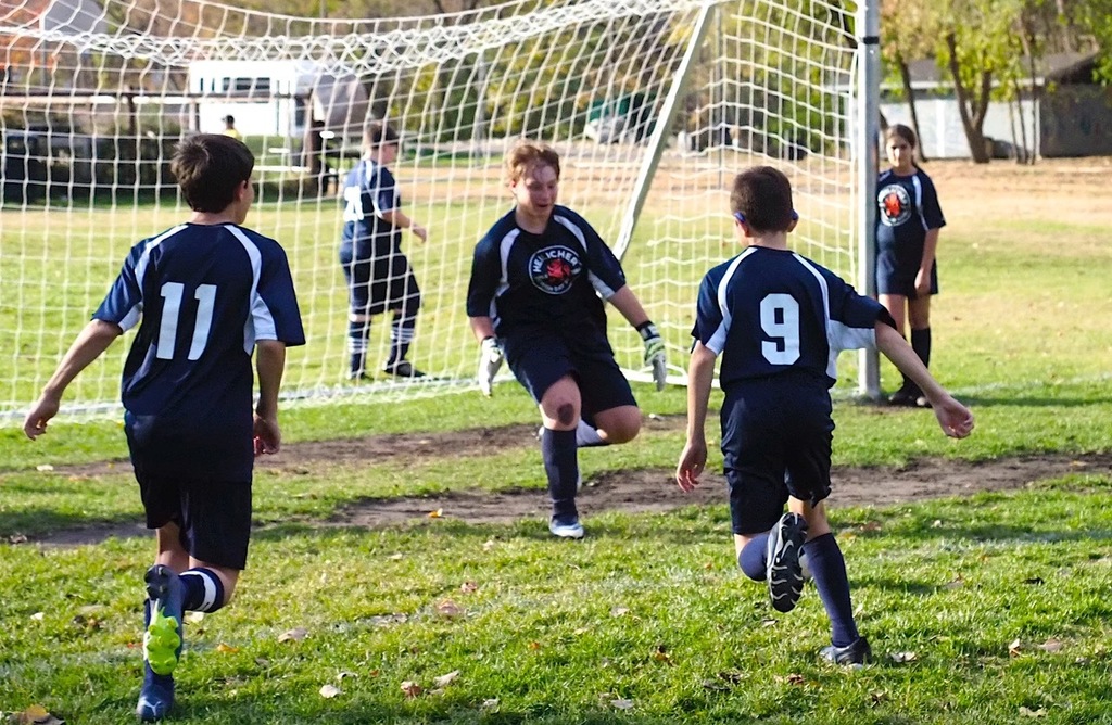 heilicher goalie defends goal