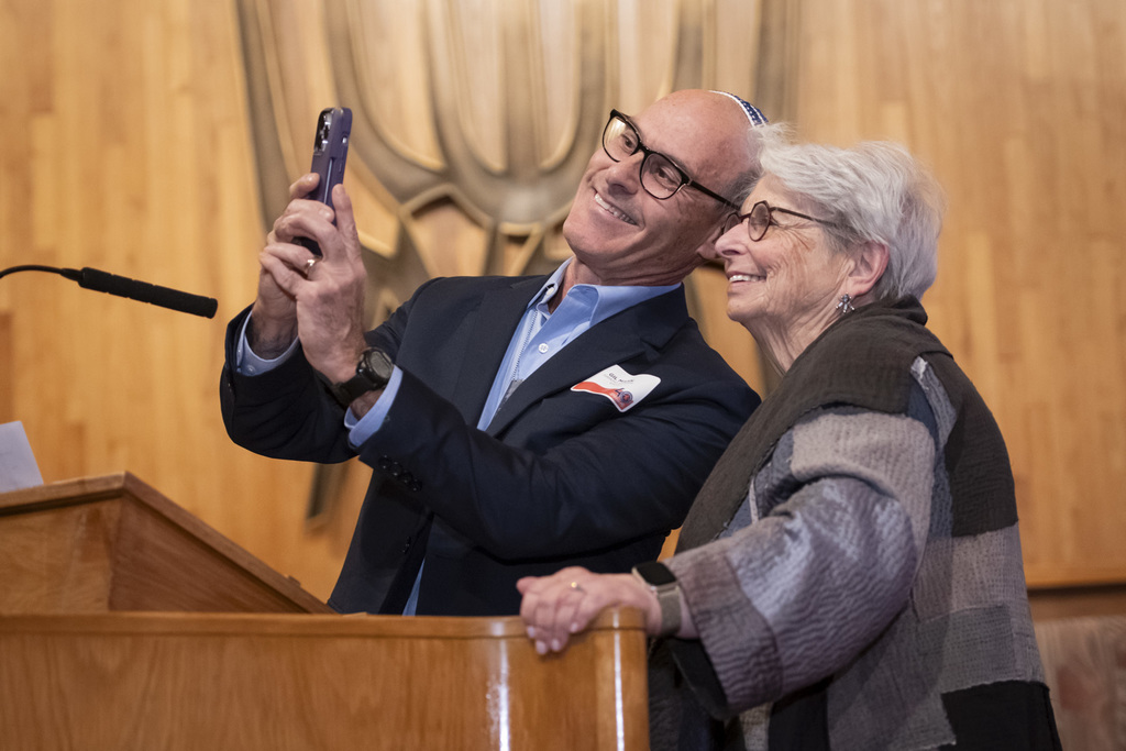 emcee and honoree take selfie