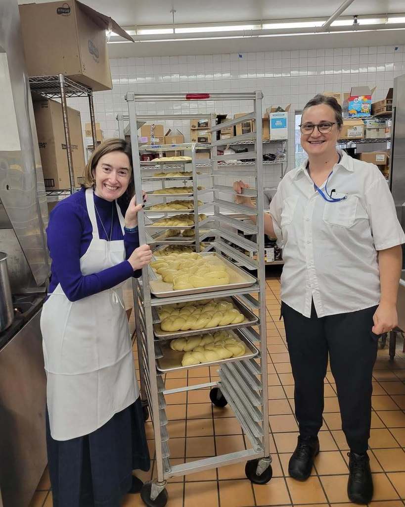 Sha’arim + Gateways trainee Shaina and Chef Liz with challah ready for baking