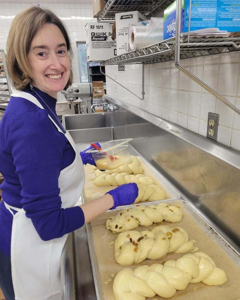 Sha’arim + Gateways trainee Shaina adds egg wash to challot