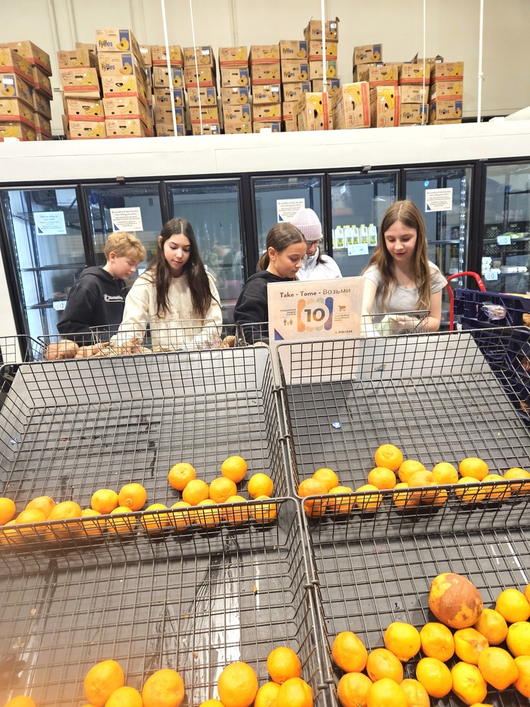 students organizes shelves