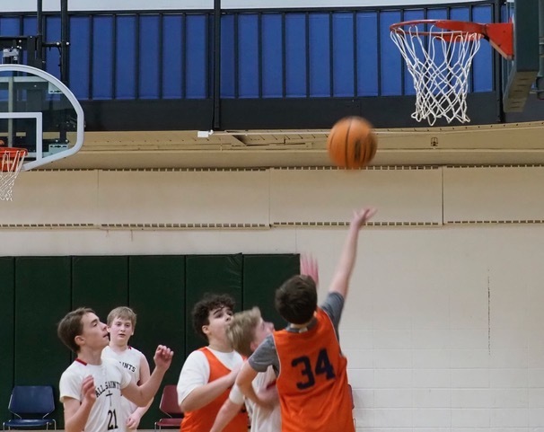 Heilicher basketball player shoots ball