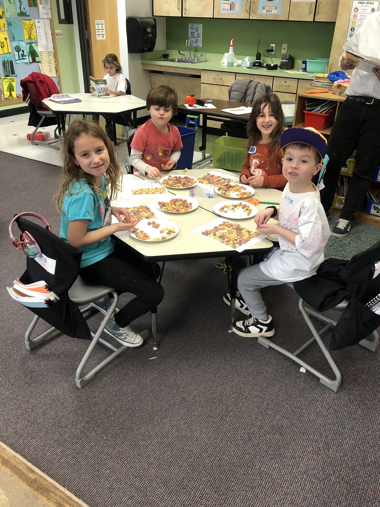 students make cereal necklaces