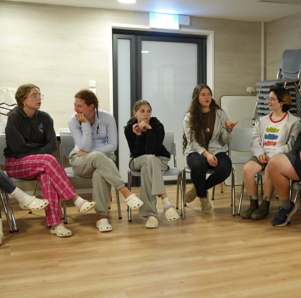 alum speaks to Aliyah Chet