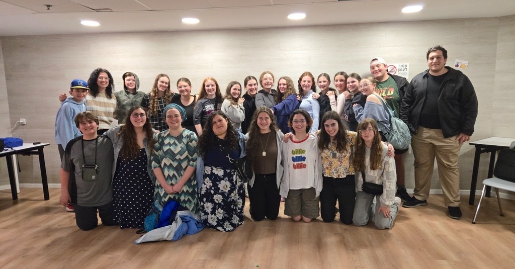 Alum, b'not sherut, and Aliyah Chet students pose