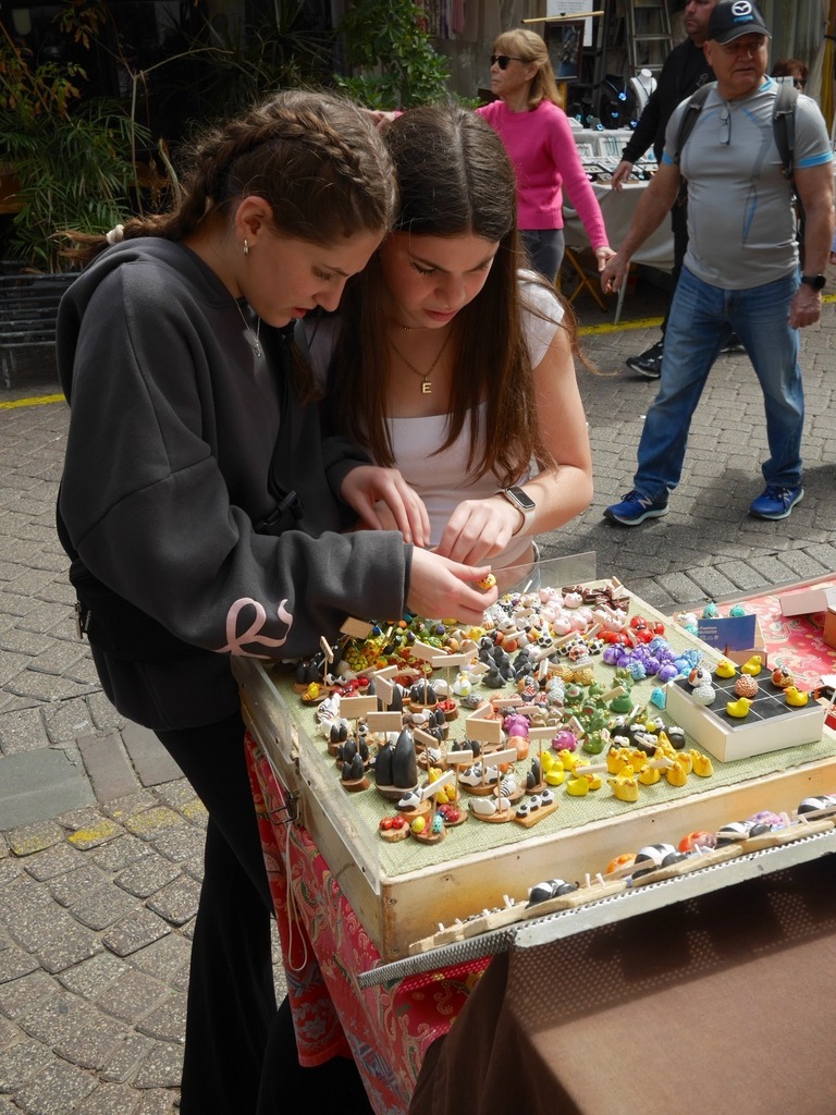 students shop shuk