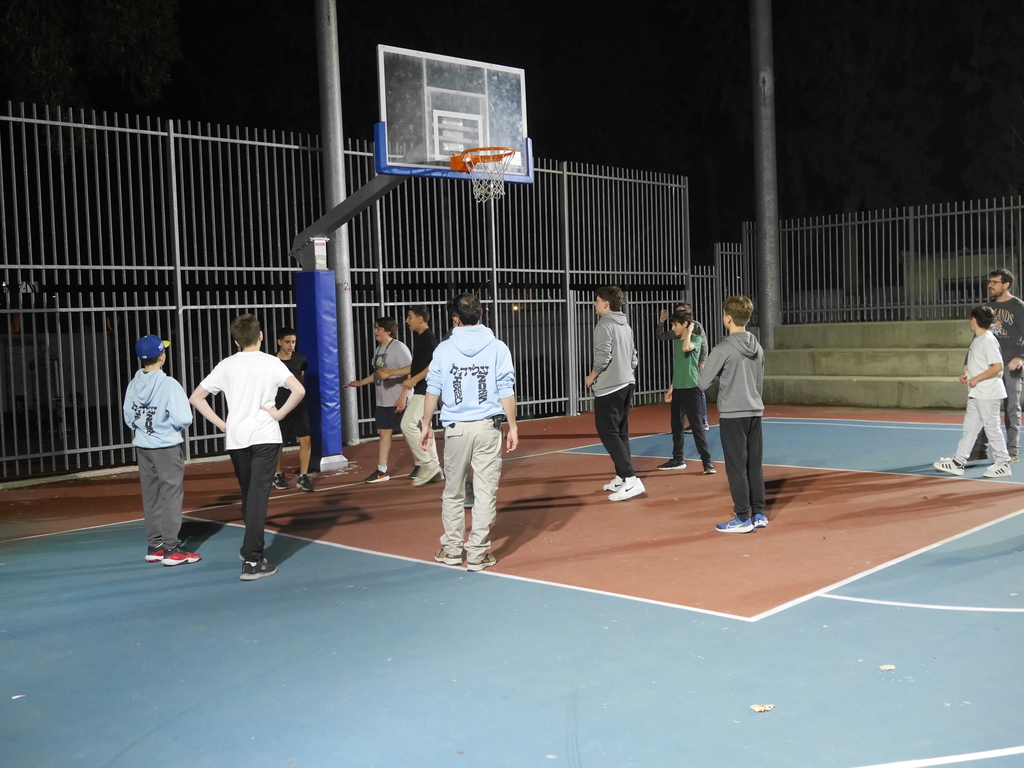 Aliyah Chet and Katzir School play basketball