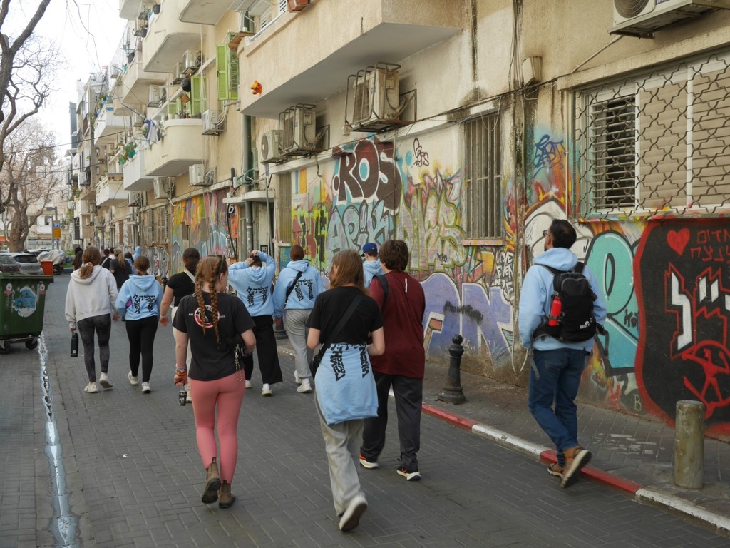 Aliyah Chet on graffiti tour