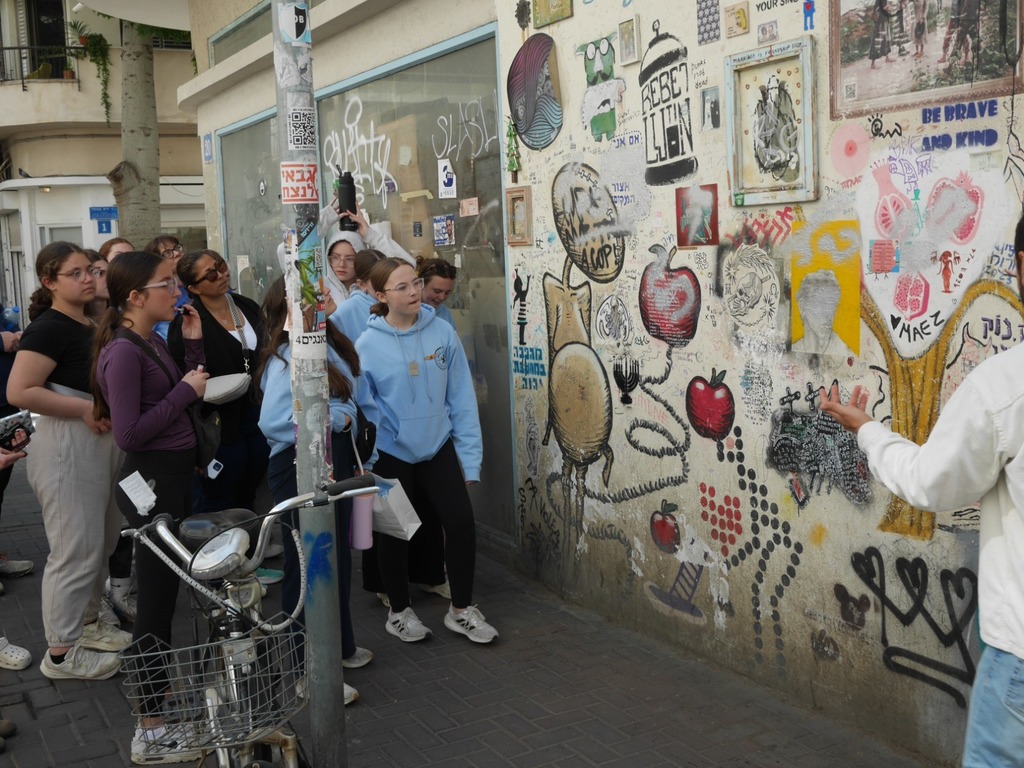 Aliyah Chet on graffiti tour