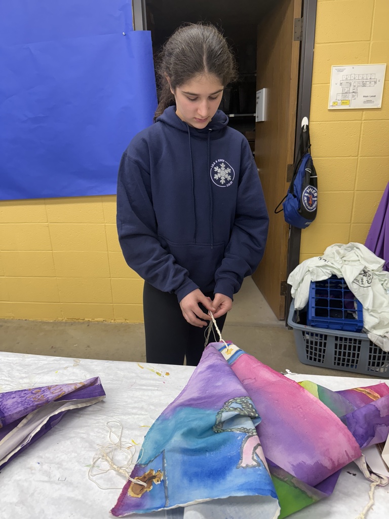 sixth grader ties tzitzit