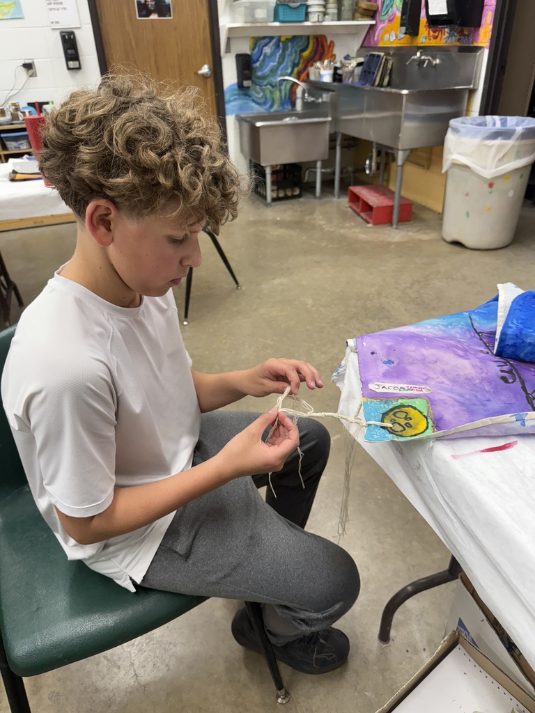 sixth grader ties tzitzit