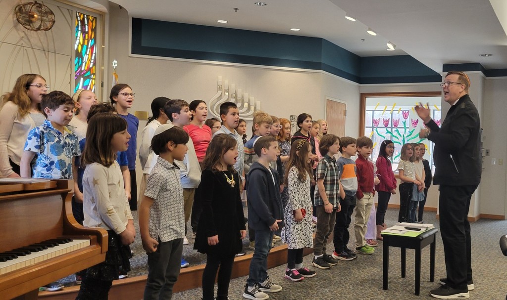 choir sings at Sholom